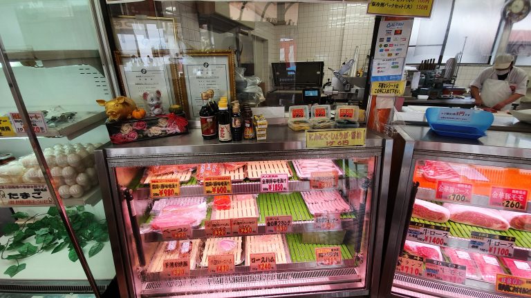 御殿場にキャンプに行くなら 必ず買いたい山崎精肉店の馬刺し | キャンプレビュー